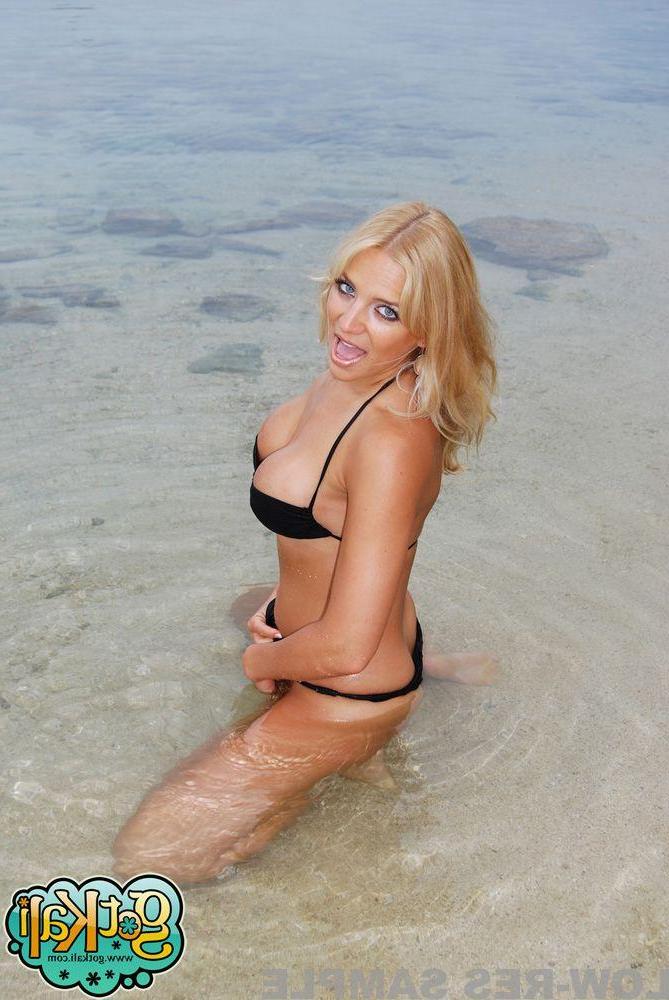 15P Pictures of Got Kali flashing you on the beach