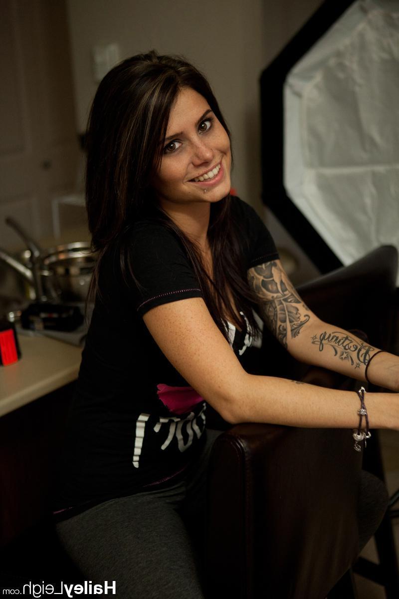15P Hot girl Hailey Leigh pulls down her pants to tease in her pink panties