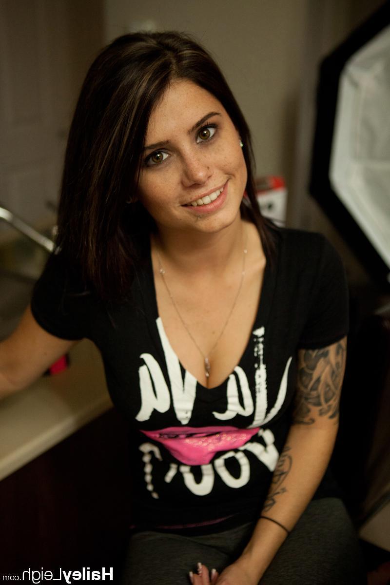 15P Hot girl Hailey Leigh pulls down her pants to tease in her pink panties