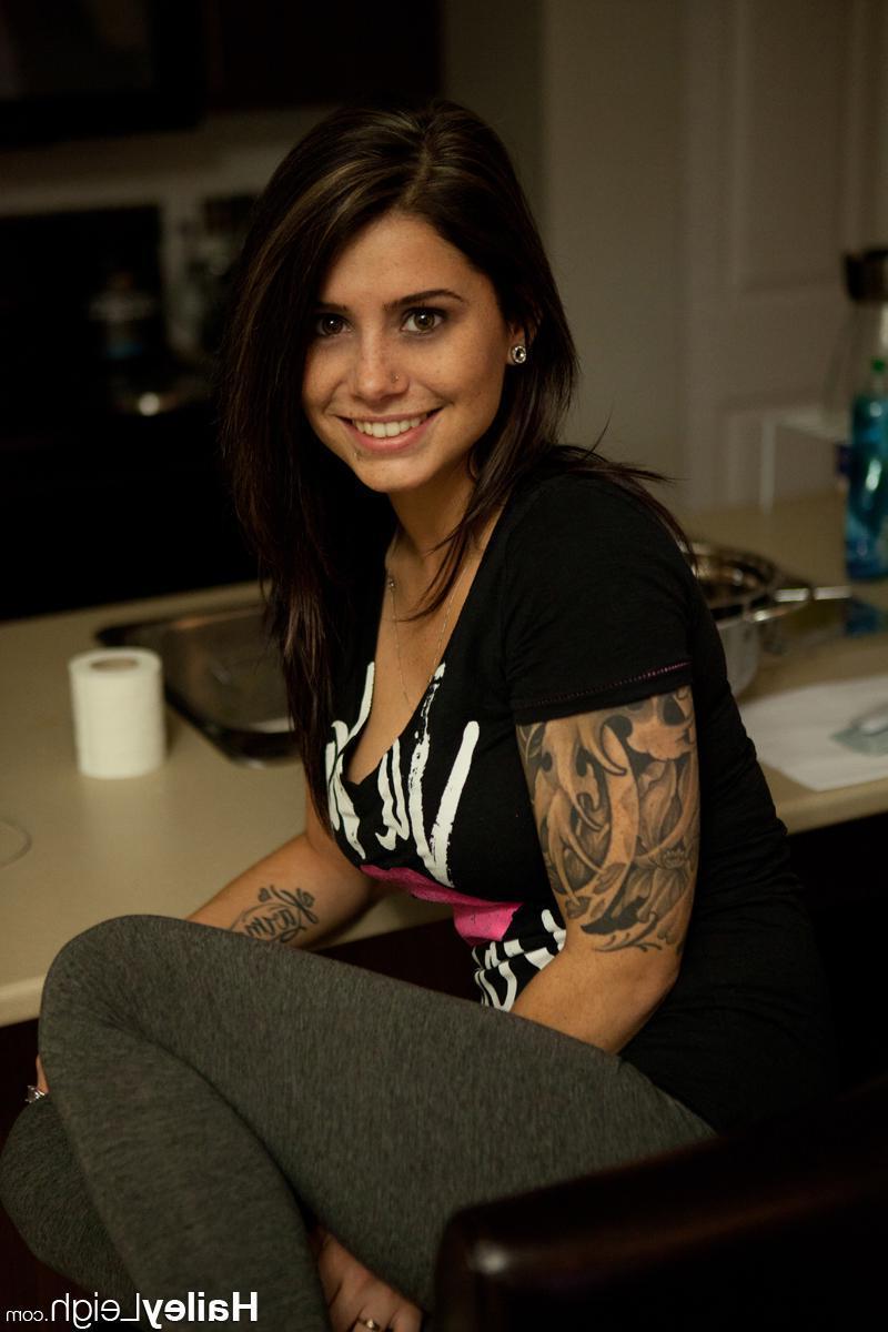 15P Hot girl Hailey Leigh pulls down her pants to tease in her pink panties