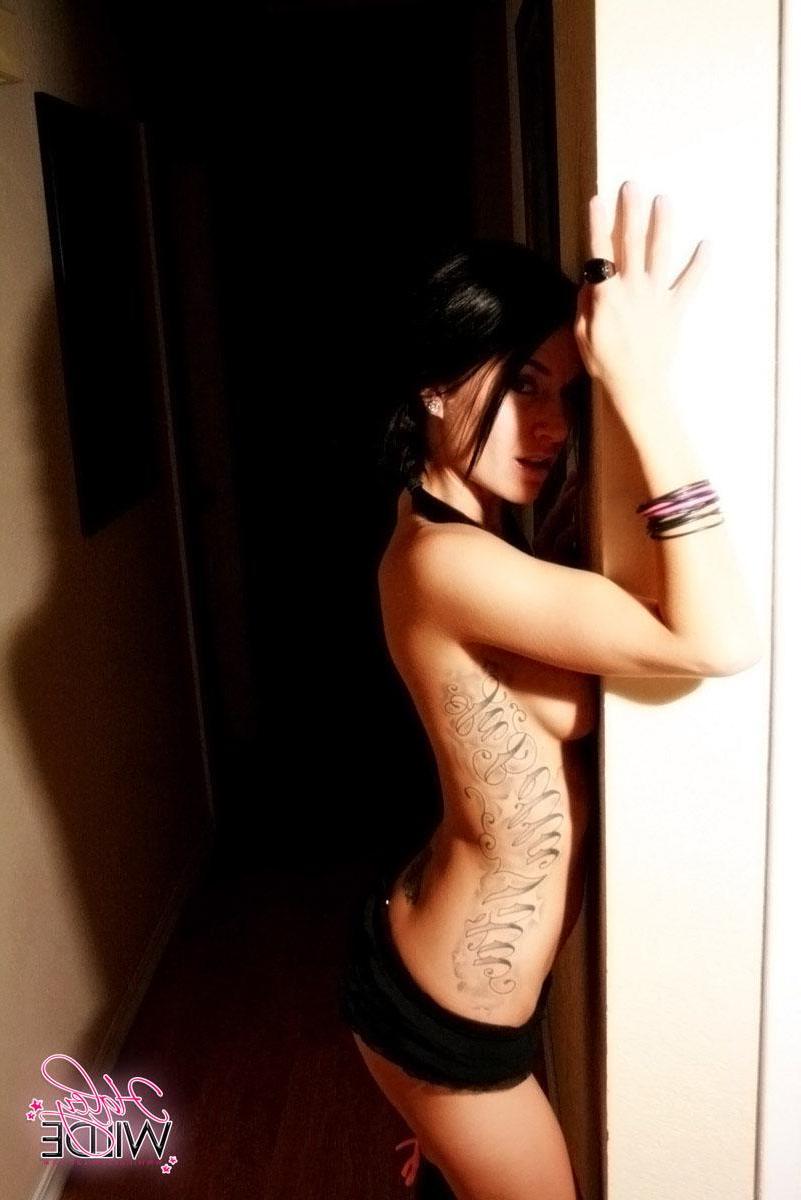 20P Pictures of teen nympho Haley Wilde being your punk rock chick