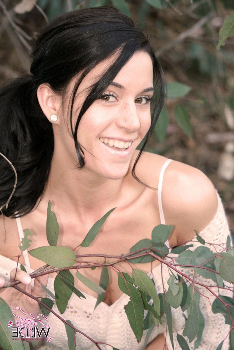 20P Pictures of teen hottie Haley Wilde flashing outside