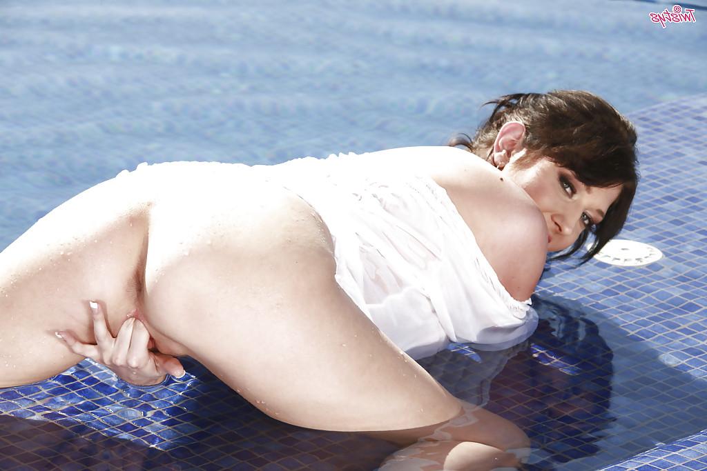 16P Voluptuous brunette babe with long legs Lexi Lowe stripping by the pool