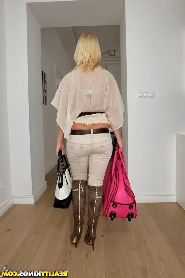 16P Oiled babe with delicious ass Linda Ray prefers working with her sissy