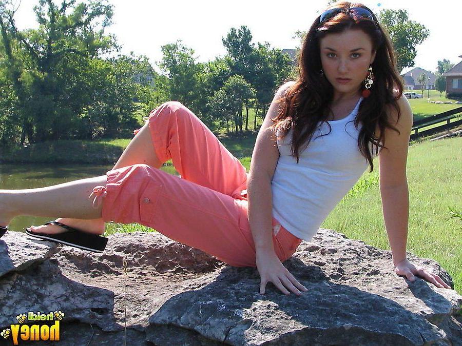 20P Pictures of teen cutie Heidi showing her hotness outside
