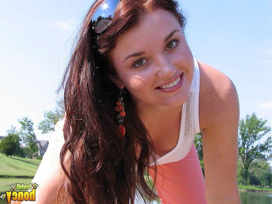 20P Pictures of teen cutie Heidi showing her hotness outside