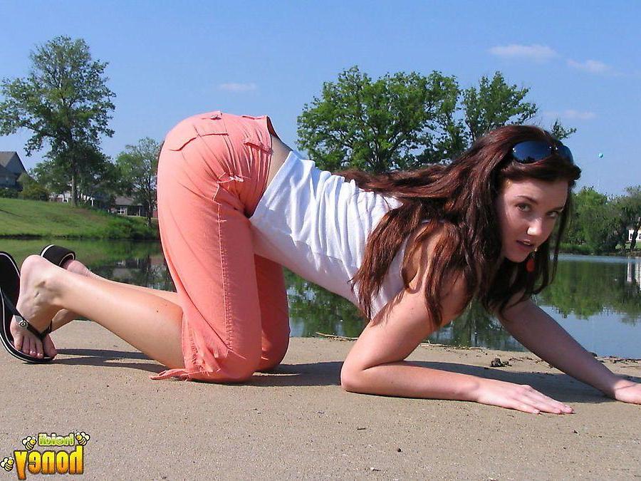 20P Pictures of teen cutie Heidi showing her hotness outside