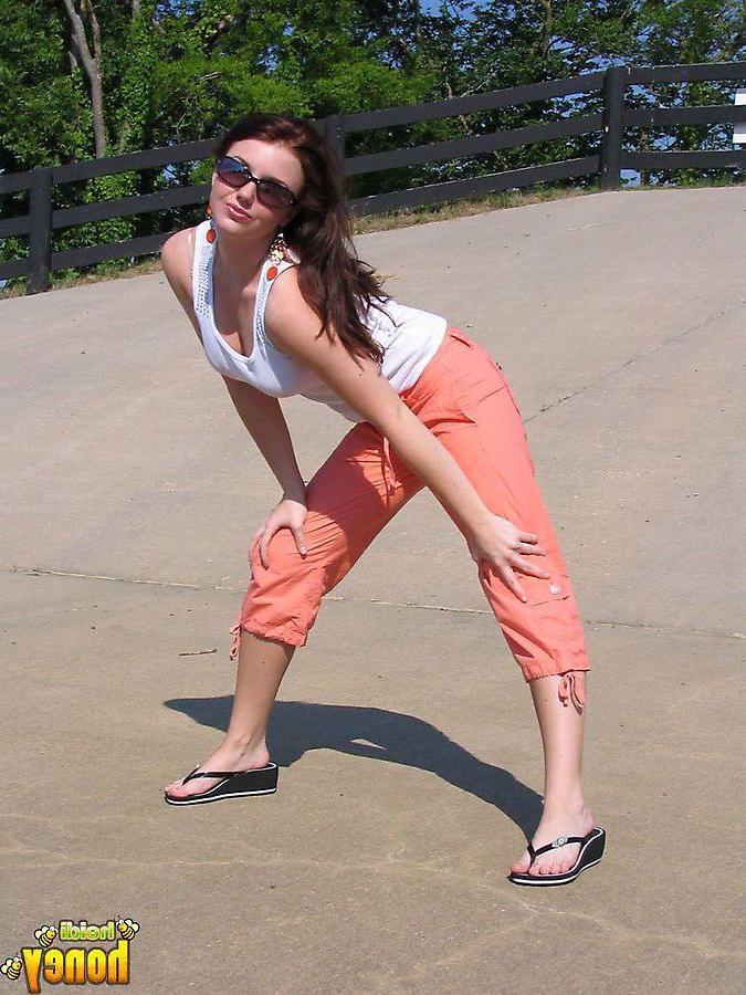 20P Pictures of teen cutie Heidi showing her hotness outside