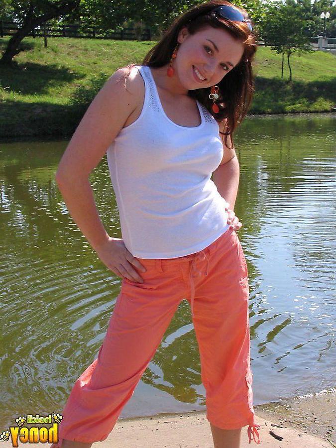 20P Pictures of teen cutie Heidi showing her hotness outside