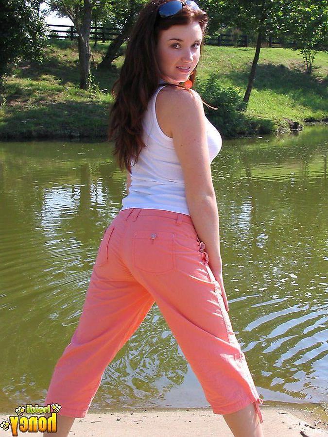 20P Pictures of teen cutie Heidi showing her hotness outside