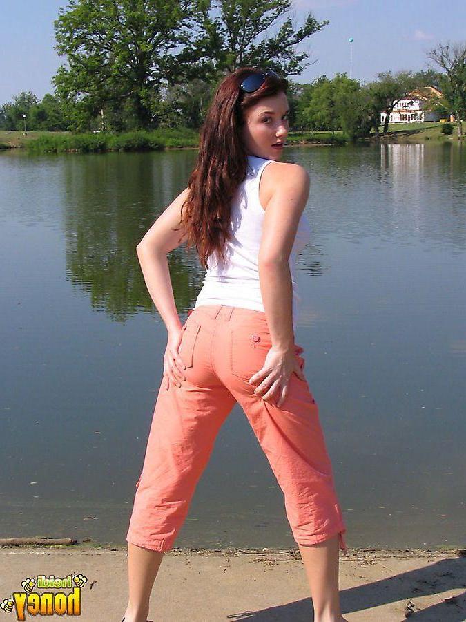 20P Pictures of teen cutie Heidi showing her hotness outside