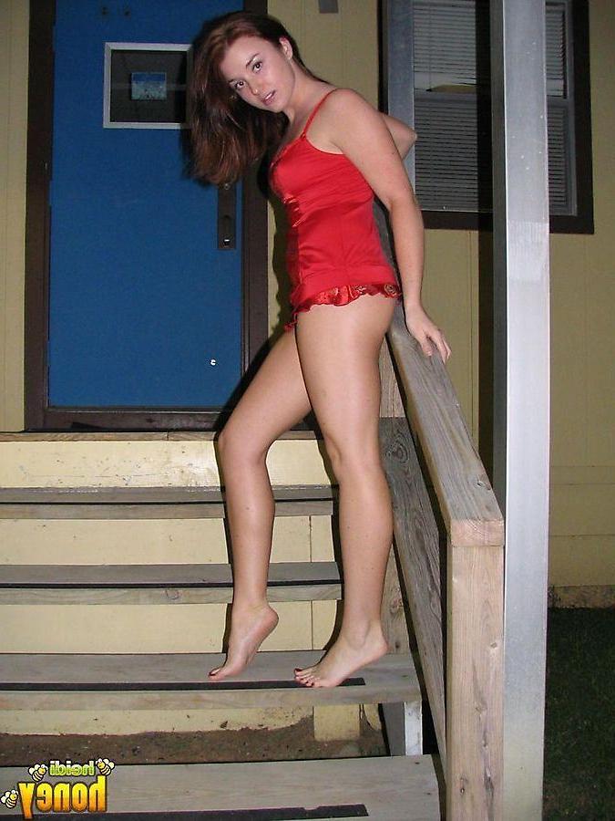 20P Pictures of teen chick Heidi showing off her sexy legs