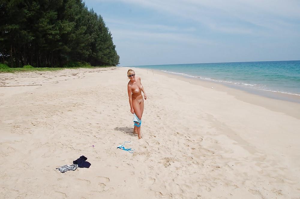 20P Naked beach 149.
