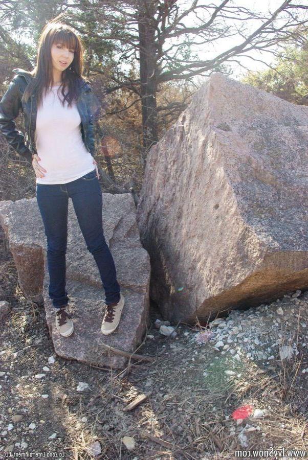 15P Pictures of Ivy Snow flashing outside