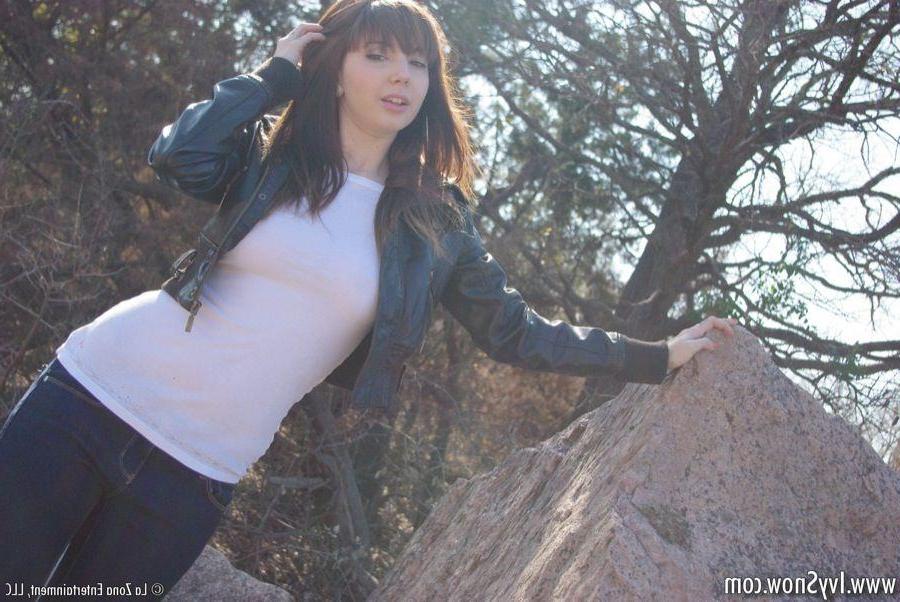 15P Pictures of Ivy Snow flashing outside