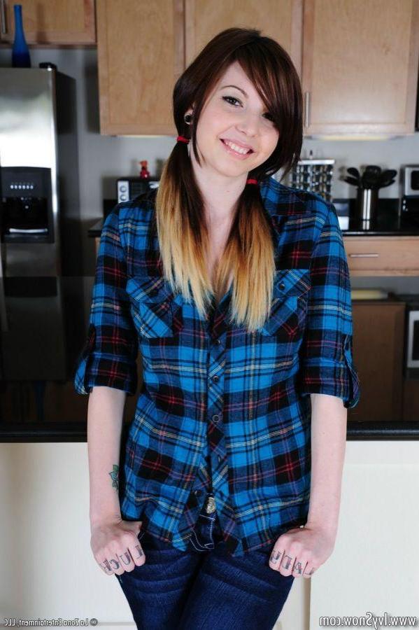 15P Pictures of teen nympho Ivy Snow fucking a dildo