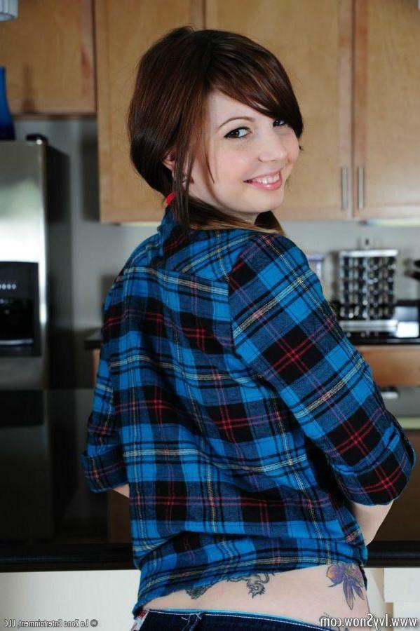 15P Pictures of teen nympho Ivy Snow fucking a dildo