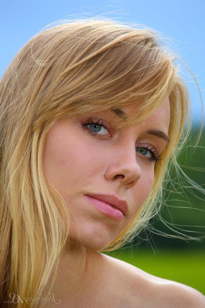 16P Busty blonde girl Shriley strips nude for you in the field