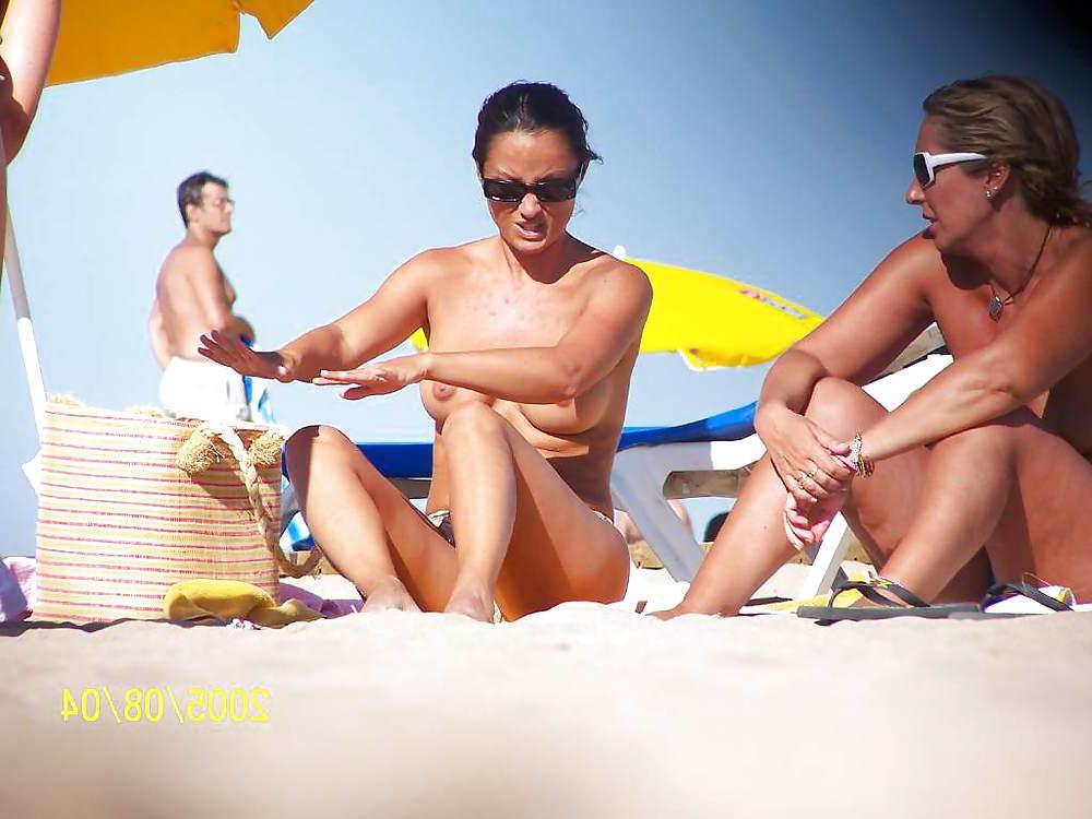 24P Nice mature woman and friends..