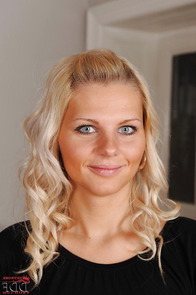 16P Chubby blonde in blue jeans getting nude and exposing her body