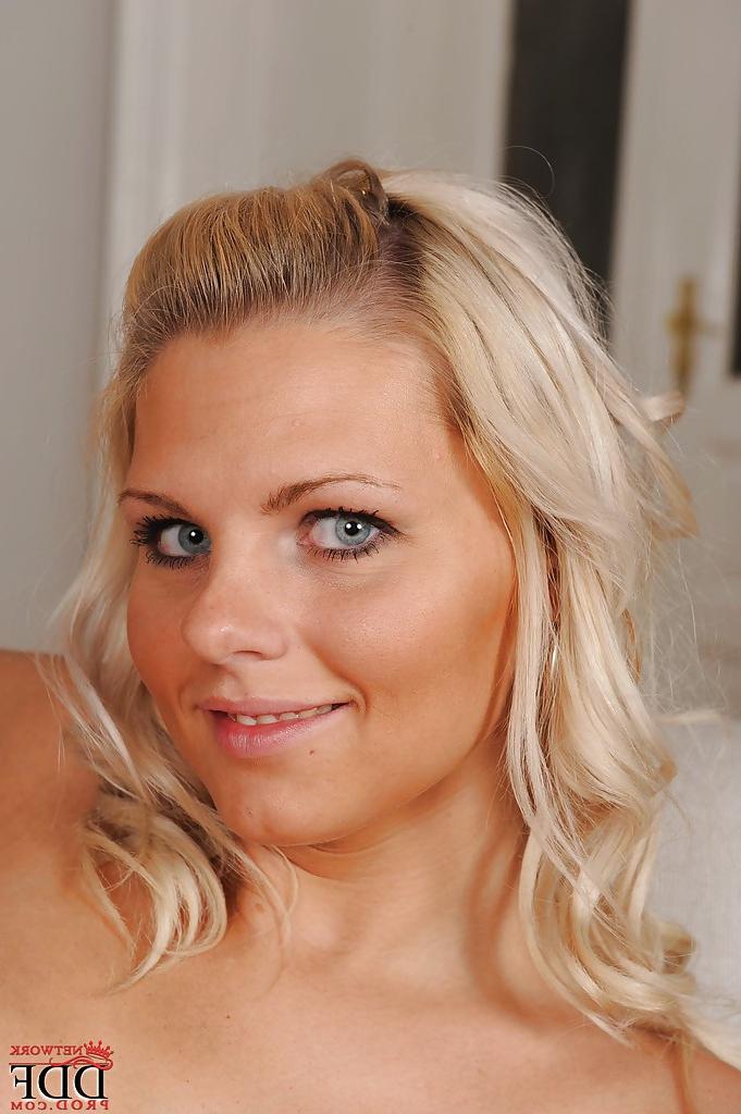 16P Chubby blonde in blue jeans getting nude and exposing her body
