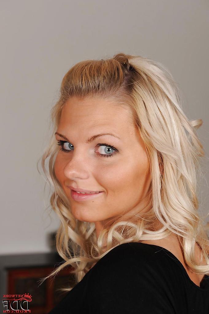 16P Chubby blonde in blue jeans getting nude and exposing her body