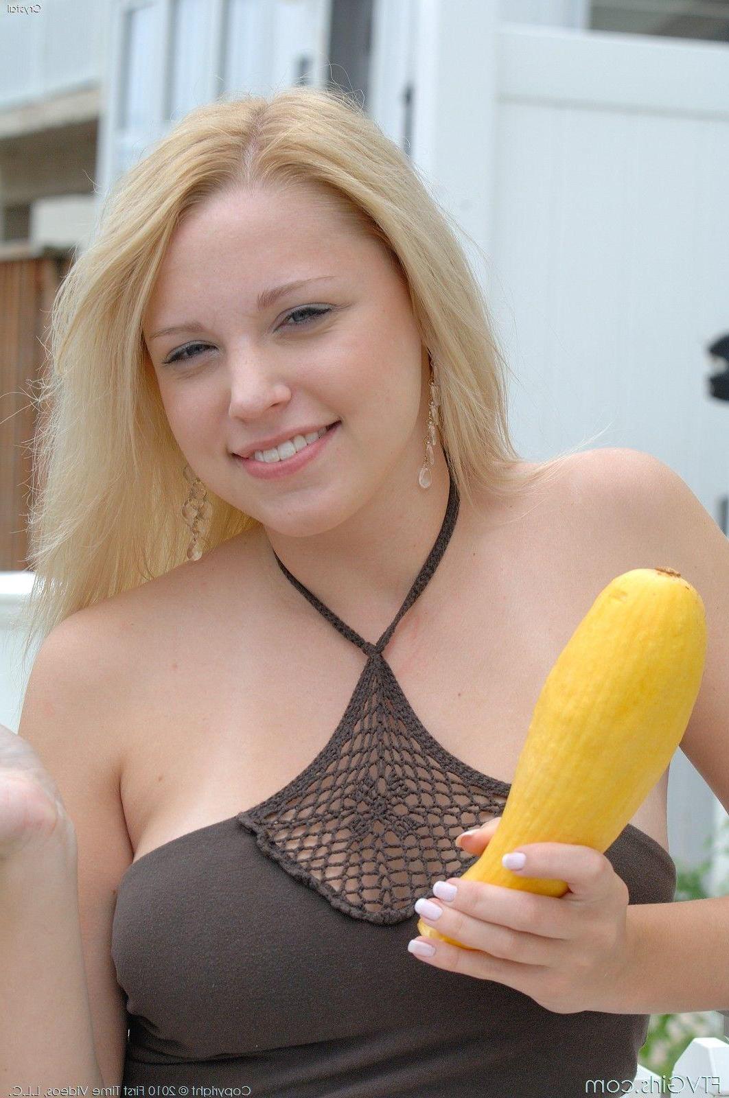 15P Photos de la jeune Crystal se baisant avec des légumes