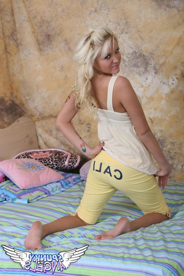 20P Pictures of Jeskas Hotbox spreading her legs for you