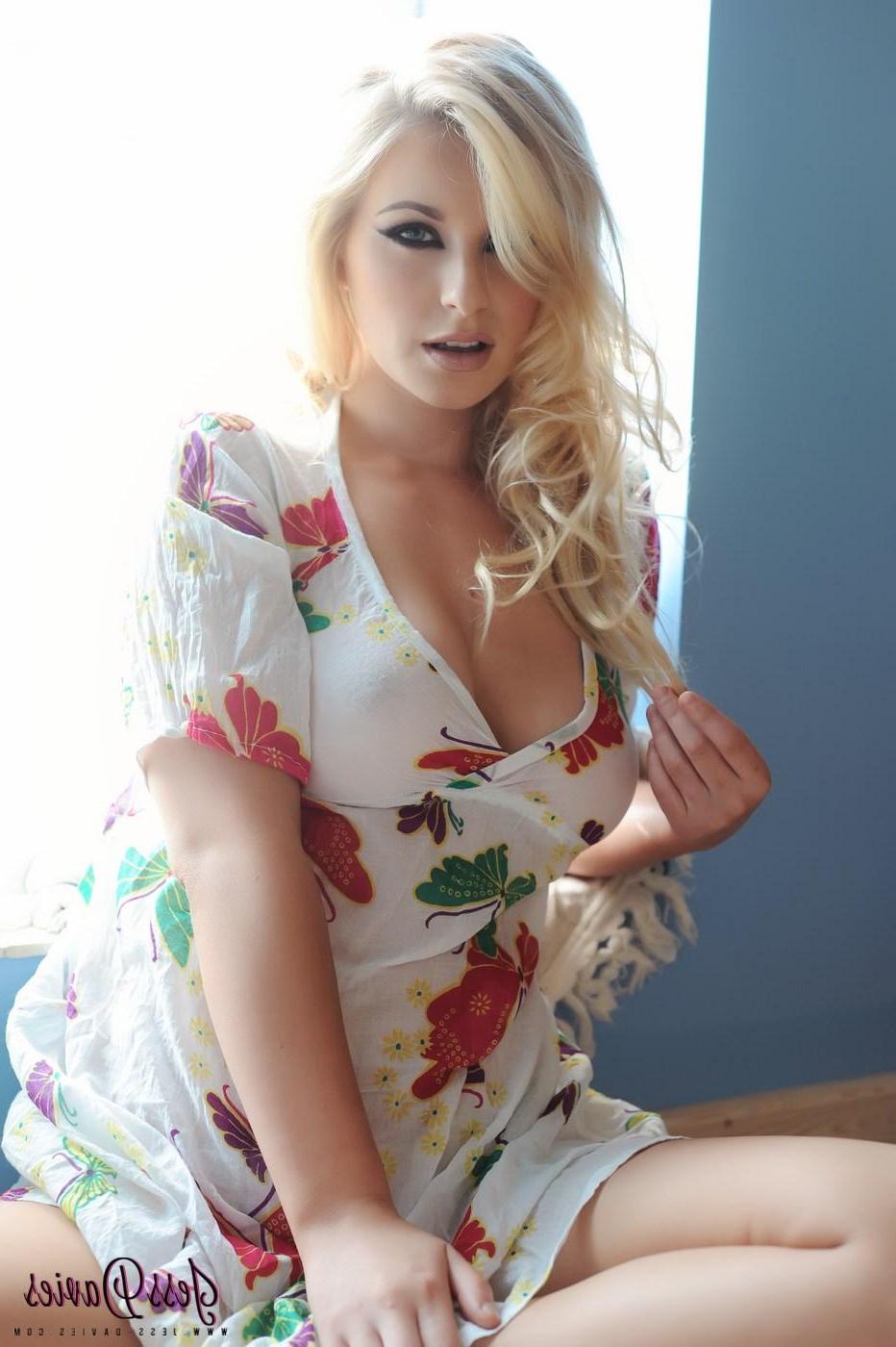 16P Blonde bombshell Jess Davies shows you her awesome boobs by the window