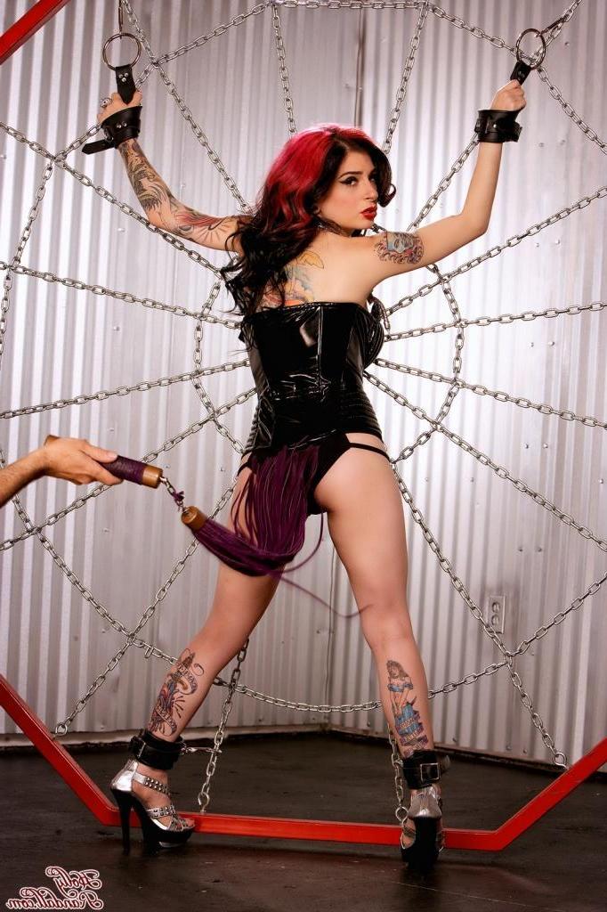 15P Pictures of Joanna Angel toying her wet pussy
