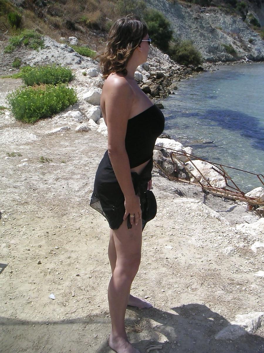 25P BUSTY MILF ON THE BEACH