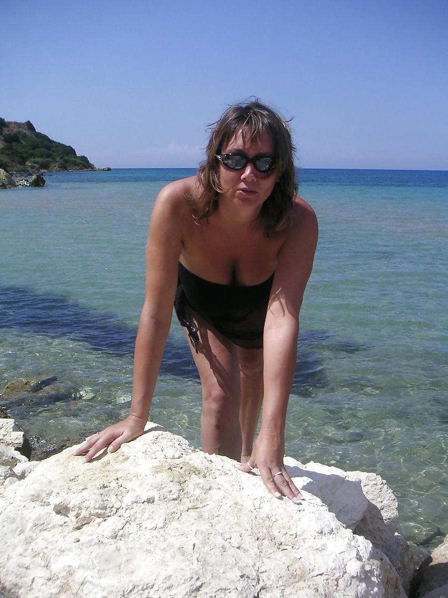 25P BUSTY MILF ON THE BEACH