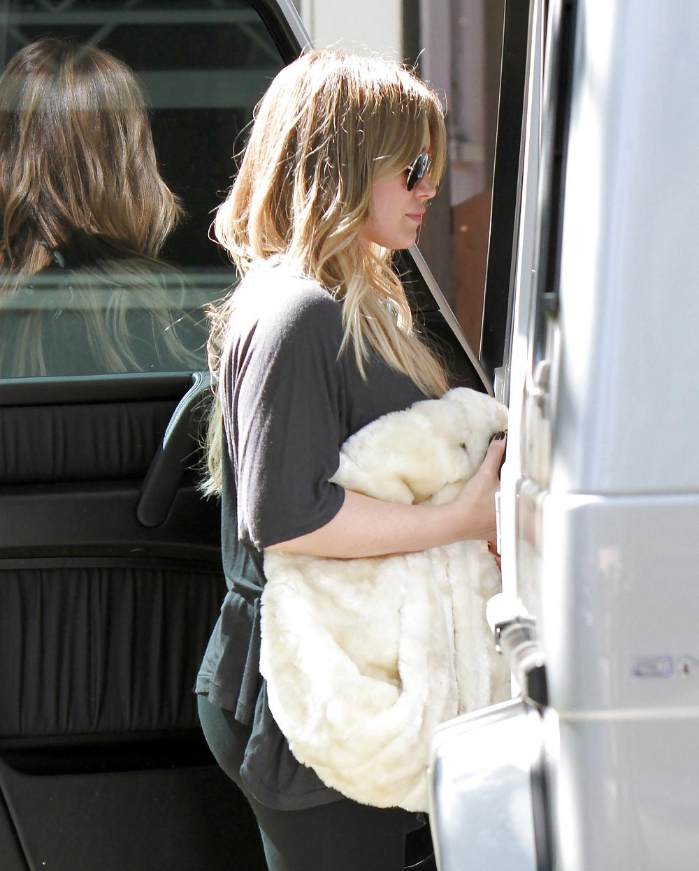7P Hilary Duff - booty in tights leaving yoga in Hollywood
