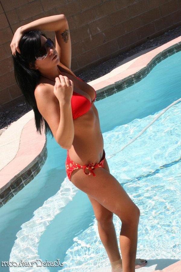16P Pictures of Josie Crush flashing by the pool