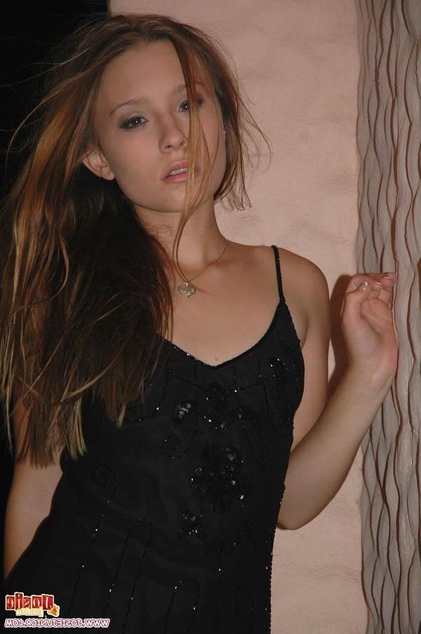 20P Bilder von der Teenagerin Josie Junior, die ihren Rock hochhebt, um dir ihre Muschi zu zeigen
