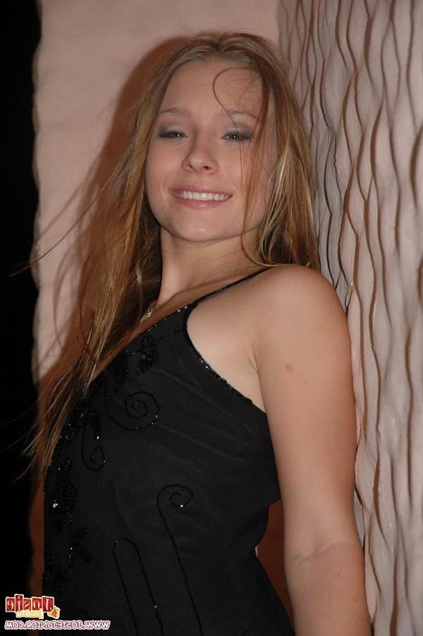20P Bilder von der Teenagerin Josie Junior, die ihren Rock hochhebt, um dir ihre Muschi zu zeigen
