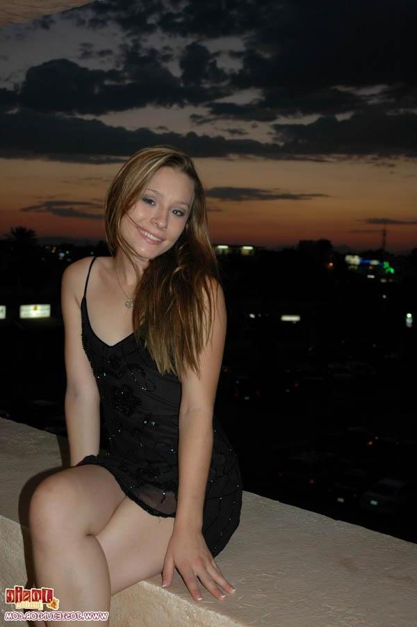20P Bilder von der Teenagerin Josie Junior, die ihren Rock hochhebt, um dir ihre Muschi zu zeigen