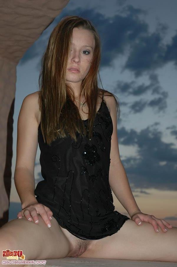 20P Bilder von der Teenagerin Josie Junior, die ihren Rock hochhebt, um dir ihre Muschi zu zeigen