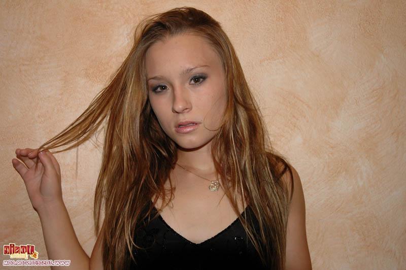 20P Bilder von der Teenagerin Josie Junior, die ihren Rock hochhebt, um dir ihre Muschi zu zeigen