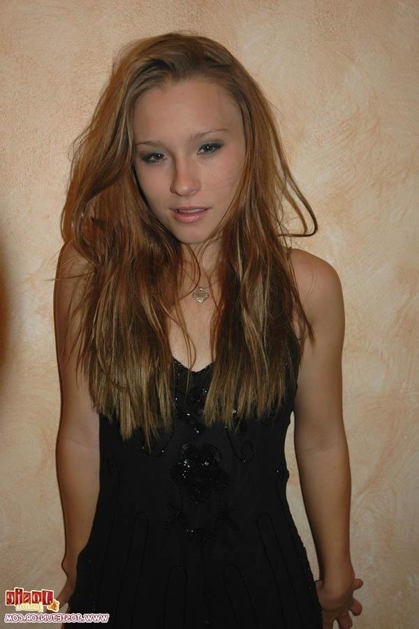 20P Bilder von der Teenagerin Josie Junior, die ihren Rock hochhebt, um dir ihre Muschi zu zeigen