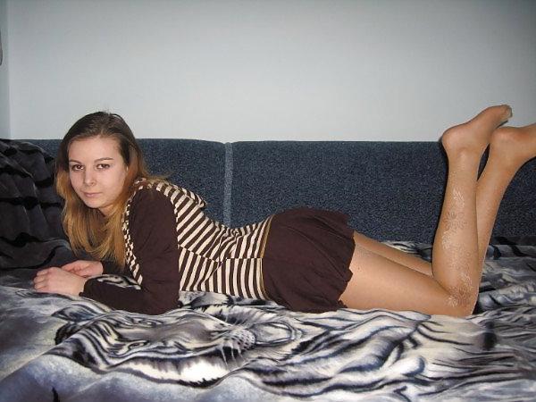25P Nylon - upskirt - leg 21