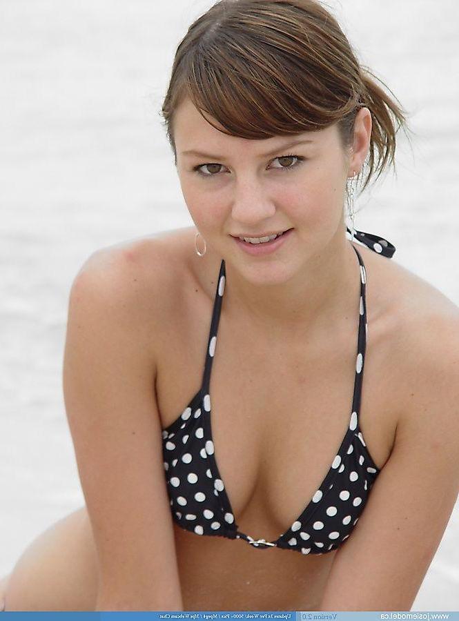 20P Pictures of teen chick Josie Model flashing on a beach