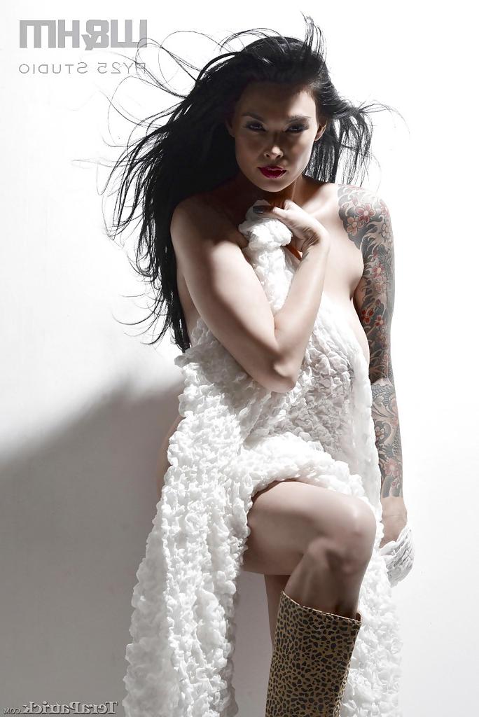 16P Buxom Asian babe Tera Patrick exposing large natural juggs outdoors