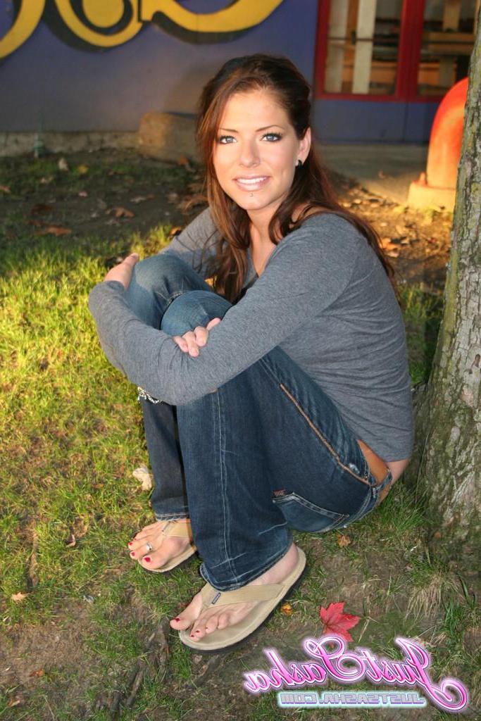 20P Pictures of Just Sasha teasing and flashing outside
