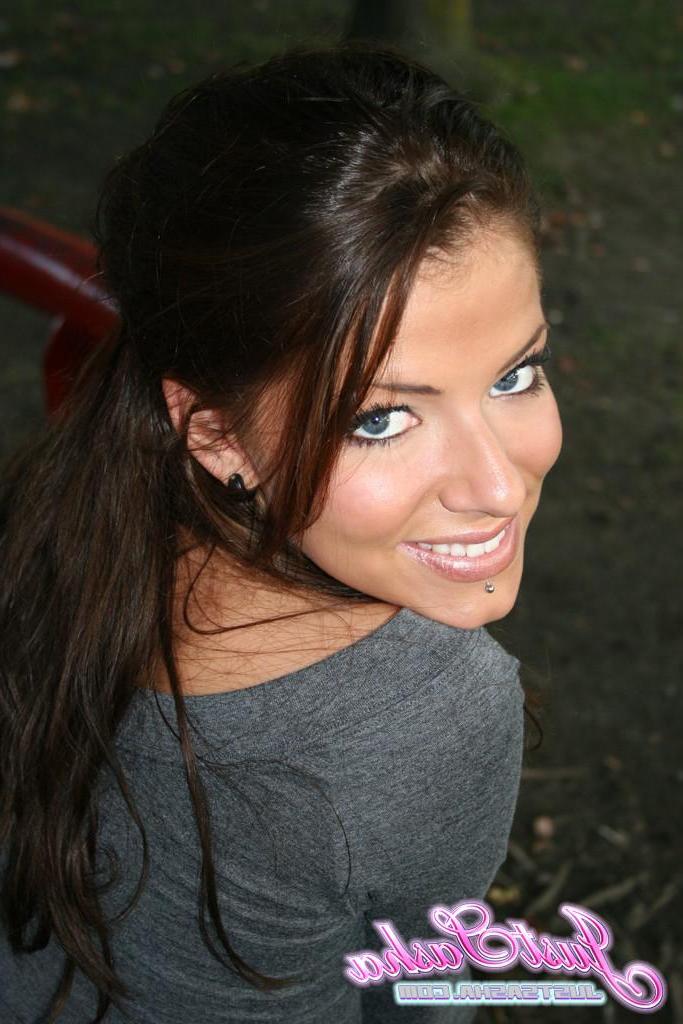 20P Pictures of Just Sasha teasing and flashing outside