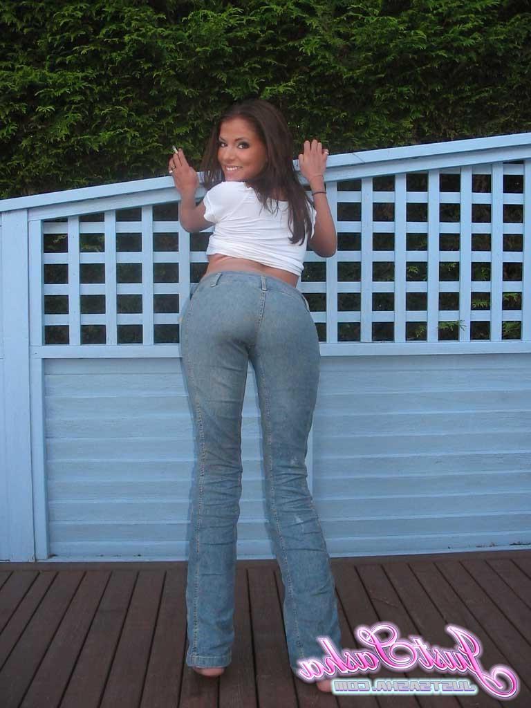 20P Pictures of Just Sasha smoking and flashing outside