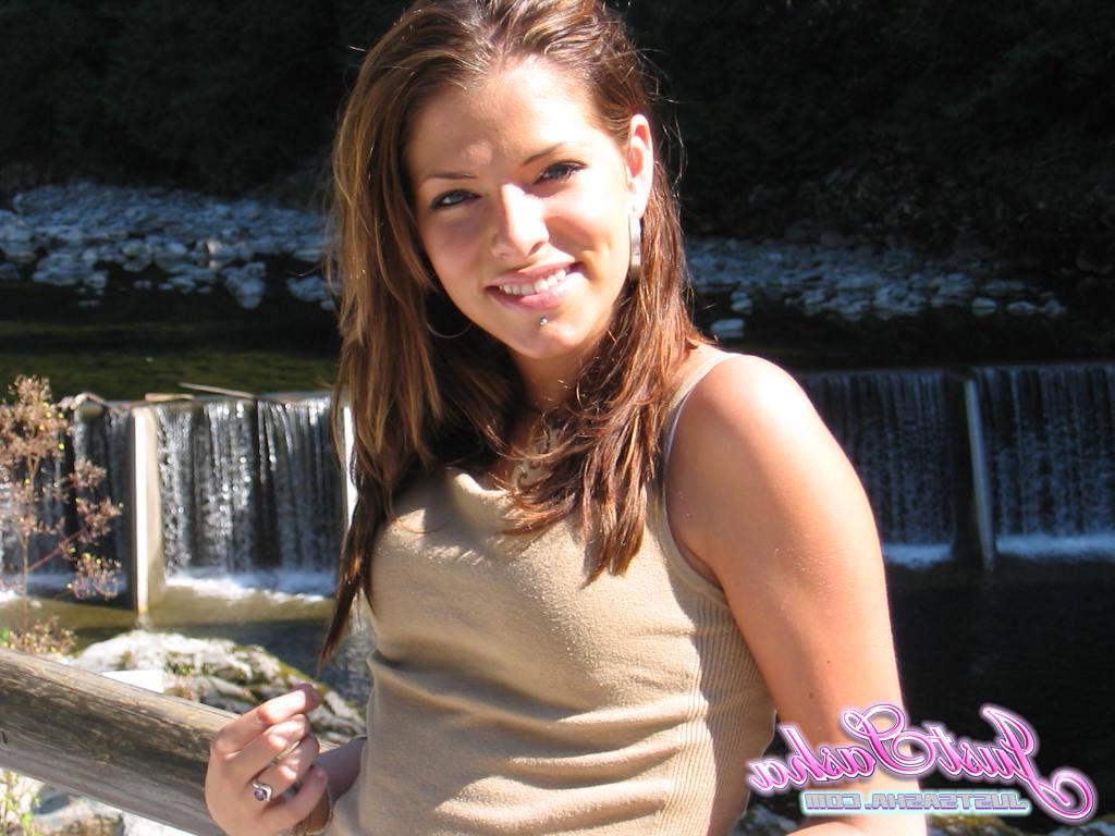 20P Pictures of teen Just Sasha flashing outside