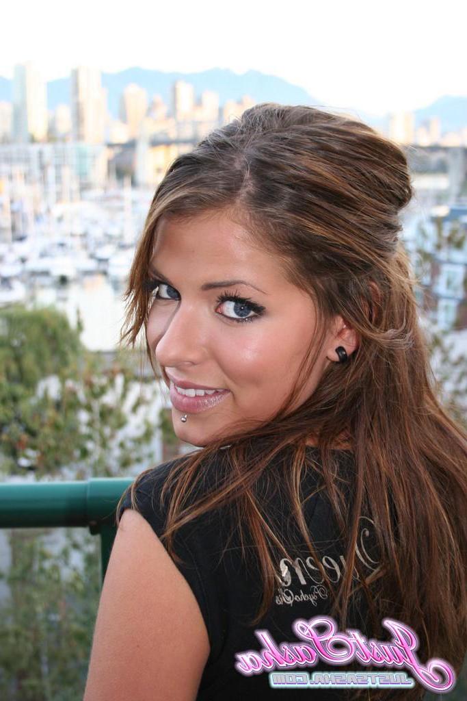 20P Pictures of Just Sasha flashing you outside