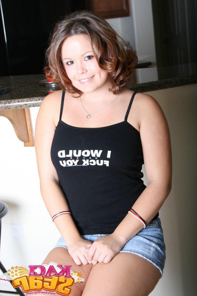20P Photos de la jeune Kaci Star vous montrant ses seins et sa chatte
