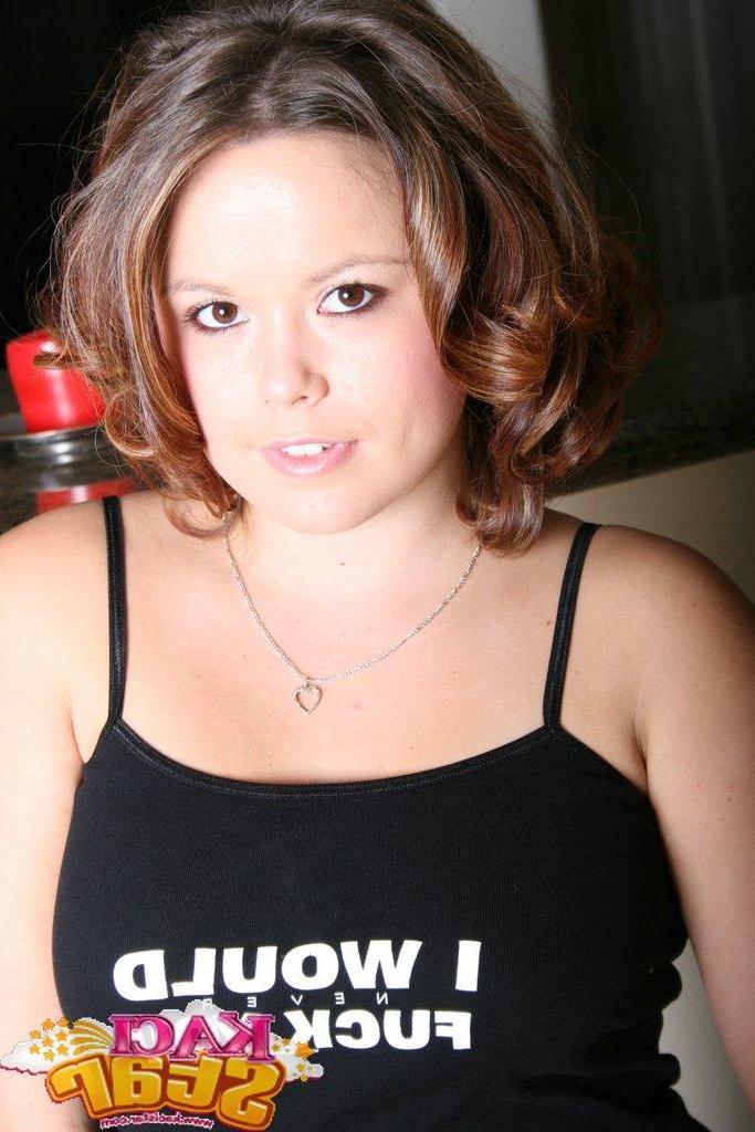 20P Photos de la jeune Kaci Star vous montrant ses seins et sa chatte